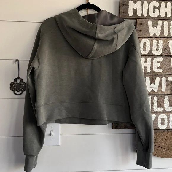 Lululemon get centered crop hoodie size 8 - Picture 2 of 4
